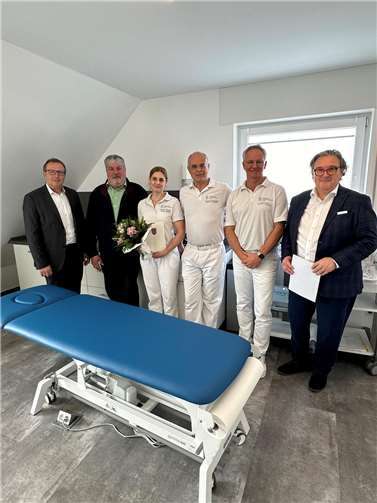 Zuwachs in der Orthopädischen Gemeinschaftspraxis Mendig: Übergabe des Bescheides über eine Förderung in Höhe von 15.000 Euro für Dr. Nadine Kron. Mit ihr freuen sich (von links): , Joachim Plitzko, Erster Beigeordneter VG Mendig, Achim Grün, Stadtbürgermeister Mendig, Dr. med Jochen Ritzenhoff, Facharzt für Orthopädie, Manuelle Medizin und Akupunktur, Oliver Gerber, Facharzt für Orthopädie und Orthopädische Rheumatologie, Manuelle Medizin und Akupunktur, und Jürgen Zinken, Wirtschaftsförderer VG Mendig.  Foto: Stefan Pauly/VG-Verwaltung Mendig