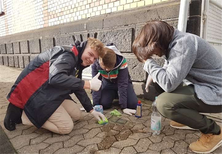 Zuweilen kam bei der vorbildlichen Aktion sogar Freude auf.Fotos: privat