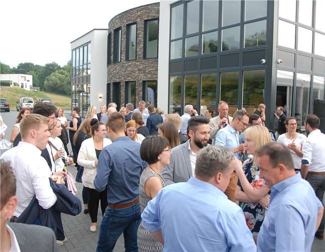 Zwanglose Gespräche beim „Come together“ sind ein wesentlicher Bestandteil des Wirtschaftsempfangs. Wann hat man schon mal die Möglichkeit, sich mit 400 Entscheidern aus der Region zu treffen.