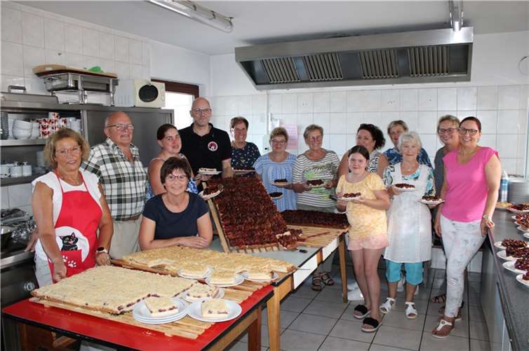 Zwanzig Bleche Prummetaat gingen beim Ehlinger Prummetaatfest über die Theke, sehr zur Freude von Veranstaltern und Gästen.  Foto: DU