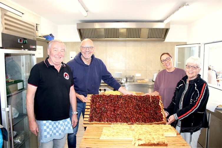 Zwanzig Bleche Prummetaat und Streuselkuchen sowie etliche Backesbrote gingen beim diesjährigen Ehlinger Prummetaatfest über die Theke.  Foto: DU