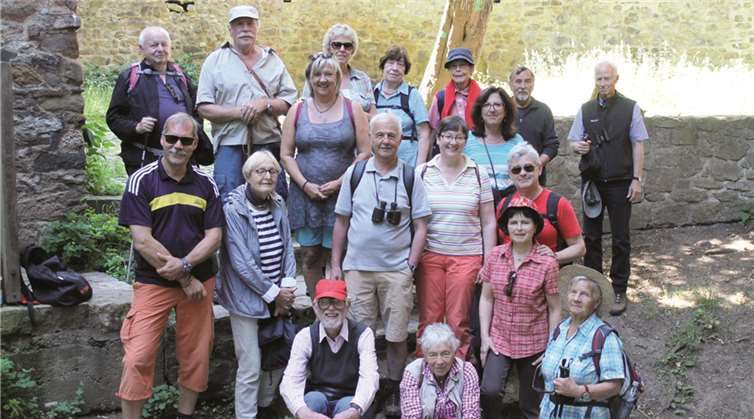 Zwanzig Teilnehmer begaben sich mit Bürgermeisterkandidatin Gisela Hein auf eine circa 15 Kilometer lange Kulturwanderung unter der sachkundigen Leitung von Prof. Koßwig.privat