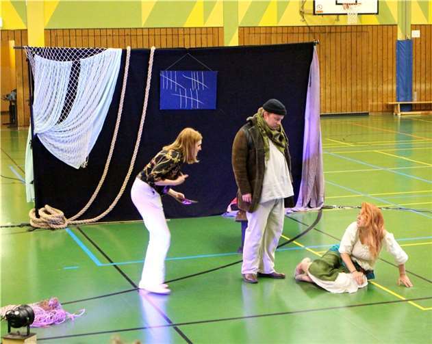 Zwar auf Englisch, aber die Gesichter und Gestik sprachen oft schon für sich: Britische Schauspieler vermittelten den SchülerInnen eindrucksvoll das moderne Theaterstück. Quelle: Realschule plus und FOS Untermosel