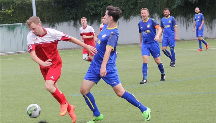 Zwar brachte Marcel Weisbrod (in Rot) sein Team beim SV Weitersburg in Führung, aber am Ende siegten die Gastgeber dann doch verdient mit 5:2.-TH-