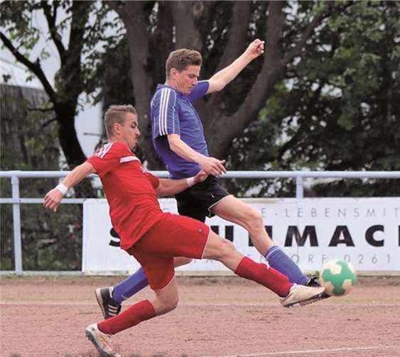 Zwar gewann die Reserve von Germania Metternich (Blaues Trikot) beim SV Pfaffendorf mit 3:1 aber trotzdem droht den beiden Teams der Abstieg in die Kreisliga B. -TH-