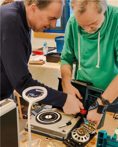 Zwar konnte der kleine Retro-Plattenspieler noch nicht vollständig repariert werden, doch das Team gibt nicht auf. Foto: Christian Heller