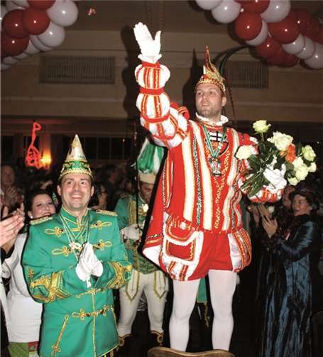 Zwar nur auf eine Stuhl stehend, schwebte Tobi I. schon beim Einzug auf Wolke Sieben. DL