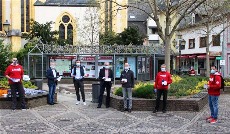 Zwar ohne Kontakt, jedoch Hand in Hand wurden am Freitag die Mundschutzmasken auf dem Wochenmarkt in Ahrweiler verteilt. Foto (v.l.n.r.): Dominik Metz (Spieltagsbeauftragter ABC), Ferdi Heuwagen (stellv. Ortsvorsteher), Thomas Pütz (Fa. Pedics), Peter Krämer (Ortsvorsteher), Nils-Johannes Wnendt (Hirsch Apotheke), Wolfgang Schäfer (ABC), Gerd Treffer (Jugendleiter ABC).Foto:privat