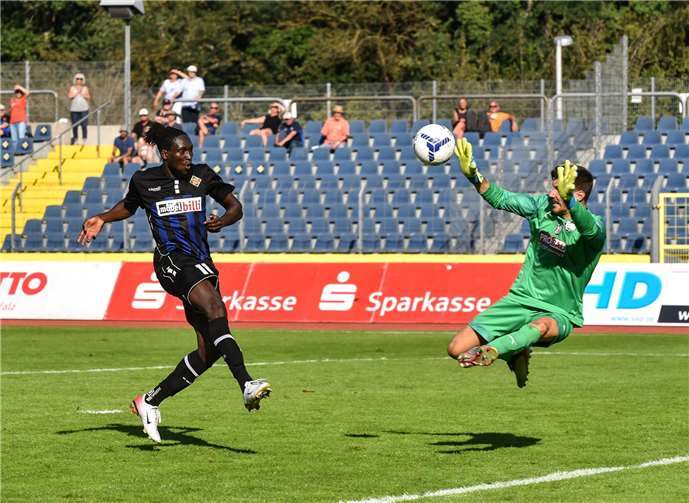 Zwar scheiterte hier Amodou Abdullei im Abschluss an Alexander Jäger, doch der Koblenzer Angreifer hatte bereits zuvor mit einem Treffer für die Entscheidung gesorgt. Foto: Verena Linder