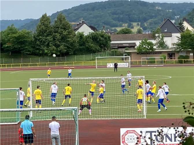 Zwar war die Pause nur kurz, aber trotzdem freuten sich die zahlreich erschienenen Zuschauer am Sonntag über das erste Freundschaftsspiel der Saison 2024/2025. Foto: privat