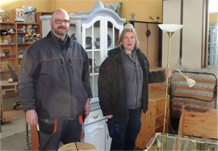 Zwei AWO Mitarbeiter, die fröhlich bei der Arbeit sind.privat