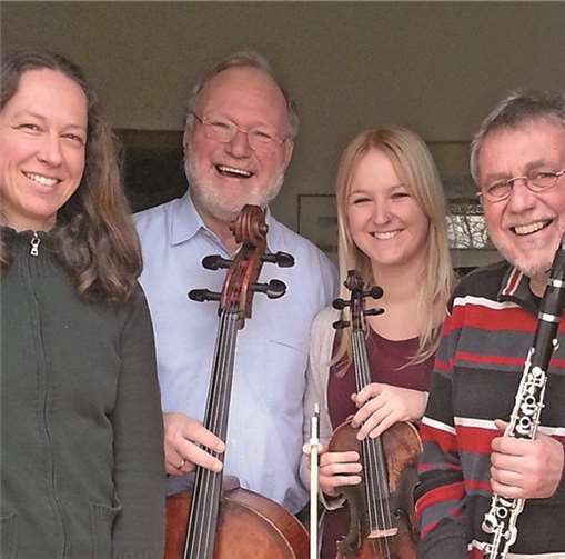 Zwei Abiturientinnen und zwei pensionierte Lehrer schlossen sich zu dem „Ensemble Sereno“ zusammen.  Privat