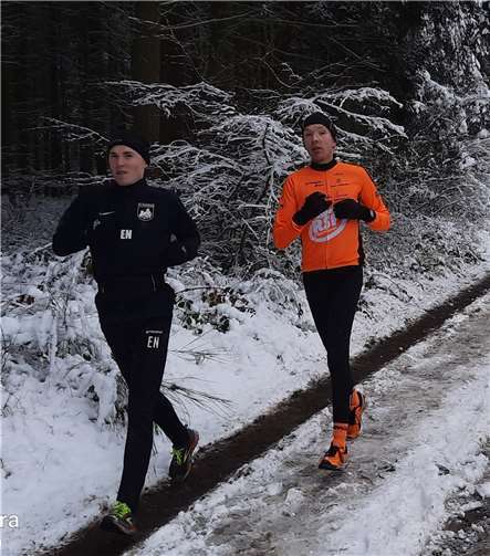 Zwei Aktive auf der winterlichen Strecke.