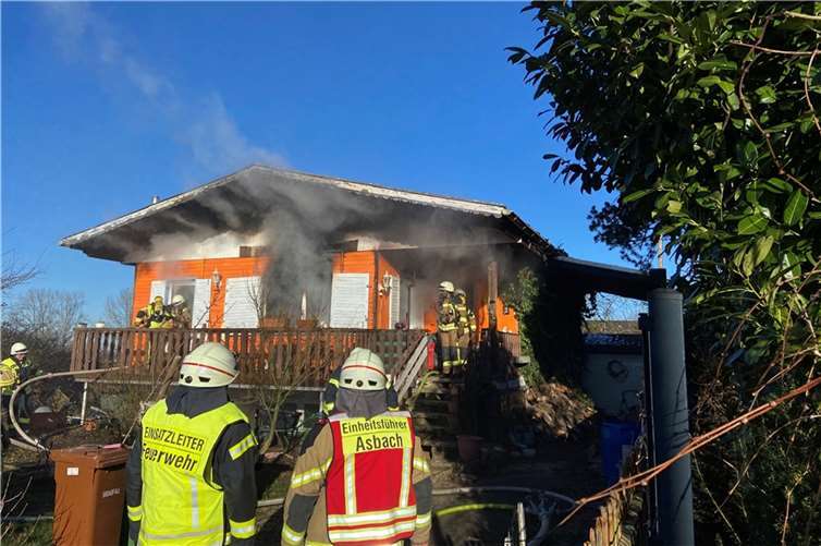 Zwei Atemschutztrupps bekämpften den Brand im Inneren des Gebäudes.  Foto: Feuerwehr VG Asbach