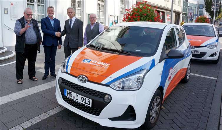 Zwei Autos im Gesamtwert von 20.000 Euro wurden an den CaritasverbandRhein-Wied-Siege e.V., Geschäftsstelle Neuwied, übergeben. privat