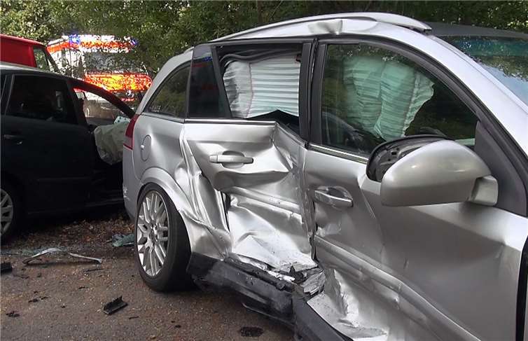 Zwei Autos stießen zusammen.Feuerwehr der VG Dierdorf