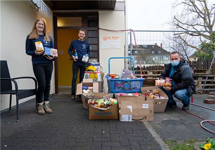 Zwei Autos waren vollgeladen mit den Spenden, die der BMV der Tafel überreichte. Foto: privat