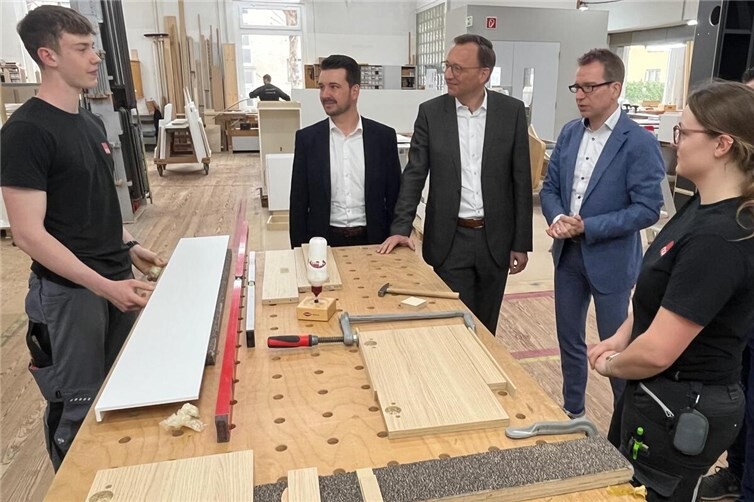 Zwei Azubis der Noll Werkstätten erklärten den Besuchern, wie sie im Handwerk ihre berufliche Passion gefunden haben.