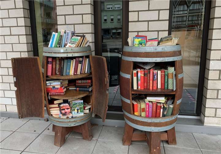 Offene Bücherschränke Zwei Barique-Fässer stehen vor dem Rathaus. Foto: privat