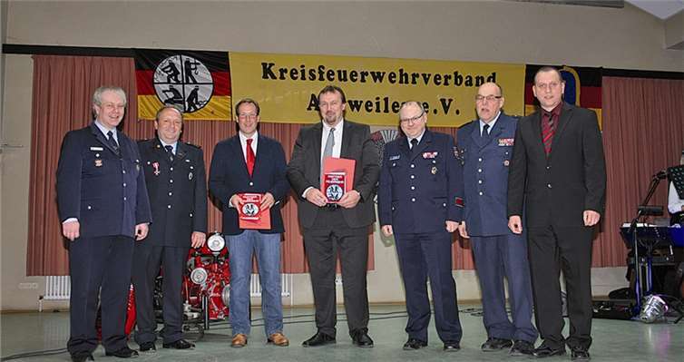Zwei Betriebe aus der Region wurden mit dem Förderschild „Partner der Feuerwehr“ ausgezeichnet, worüber sich (von links) Wehrleiter Hans Jörg Degen, Wehrführer Rolf Genn, Ralf Henk, Stefan Schiele, Jörg Beckmann, Ferd Faber und Bürgermeister Johannes Bell freuten. -WK-