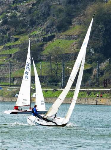 Zwei Boote der Monas-Klasse beim privatem Matchrace bei Frühlingswetter und -wind auf der Mosel bei Oberfell..Foto: Georg Schneider