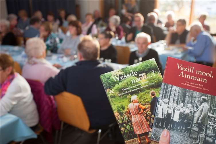 Zwei Bücher hat der Puderbacher Mundartstammtisch bislang auf den Markt gebracht. Rechts ist das neueste Werk.