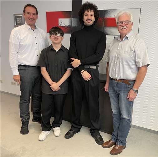 Zwei Bürgermeister gratulieren: Gerd Heim und Thomas Przybylla mit Gabriel Hermes und Arda Okuklu.  Foto: VG Weißenthurm/Katharina Demleitner