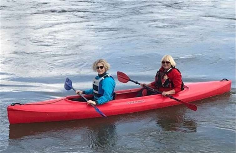 Zwei Damen wiehen das neue Vereinsboot beim Anpaddeln ein. privat
