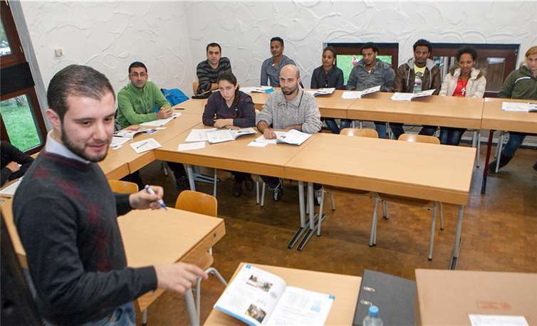 Zwei Dutzend Flüchtlinge aus Syrien, Eritrea, dem Irak und dem Iran lernen derzeit im Köllenhof in Ließem die deutsche Sprache bei der Volkshochschule.Jost