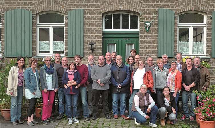 Zwei Dutzend „Rödder“ trafen sich zur Vorbereitung des Erntedankfests an der Försterei Schönwaldhaus. privat