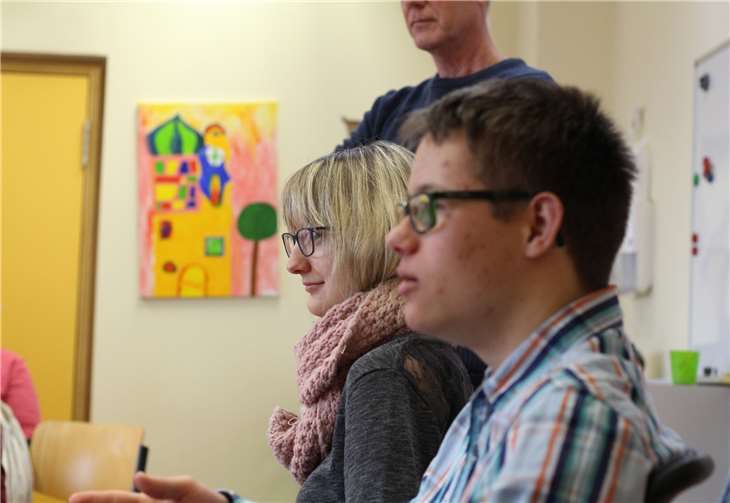 Zwei Ehemalige berichten in einer spannenden Fragerunde vor Schülern und Gästen über ihre Erfahrungen im Arbeitsleben.