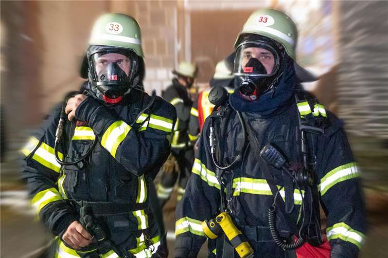 Zwei Einsatzkräfte nach Verlassen des Übungsobjektes