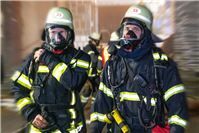 Zwei Einsatzkräfte nach Verlassen des Übungsobjektes