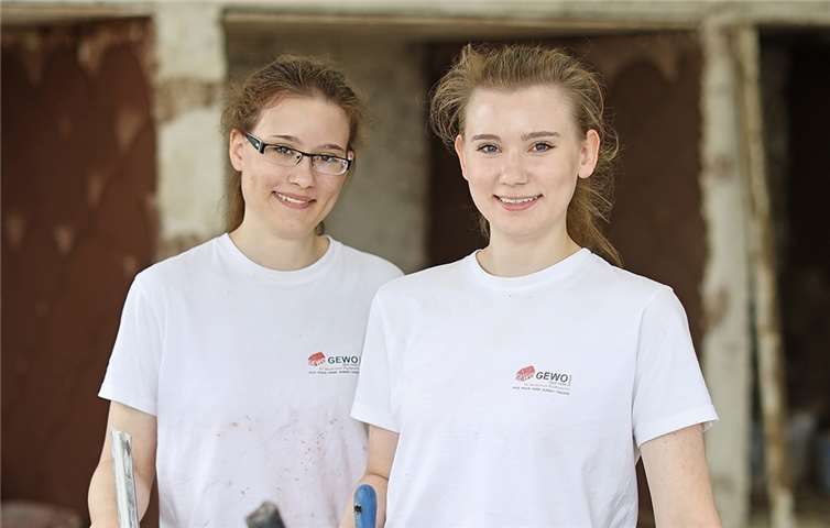Zwei Erfolgsgeschichten aus 2.868: Die Geschwister Janina und Athena Ebermann haben im August 2020 gemeinsam ihre Ausbildung als Stuckateurinnen beim Handwerksbetrieb Gewo aus Koblenz begonnen. Foto: Michael Jordan