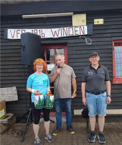 Zwei Fässchen Bier überreichte der Ortsvorstand an Anita Massion.
