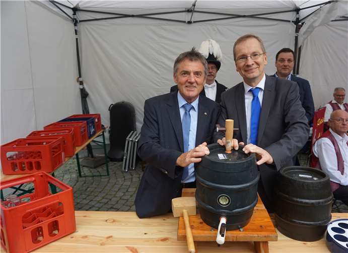 Zwei Fässchen Freibier gehören zur Kirmeseröffnung in Sinzig: Bürgermeister Geron und Ortsvorsteher Windheuser hatten die korrekte Verteilung im Auge.