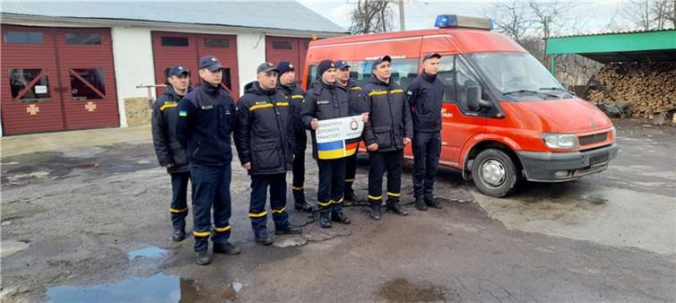 Zwei Fahrzeuge, eines von der Feuerwehr Bochum und eines vom THW stammend, wurden an den „State Emergency Service of Ukraine“ (kurz: DSNS) und die Feuerwehr übergeben.  Fotos: Meckenheim hilft e.V.