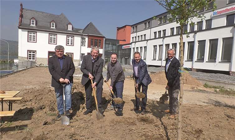 Zwei Feldahorne wurden als Symbol der Zukunft auf der großen Terrasse gepflanzt (v.li.): Verbandsbürgermeister Michael Mahlert, Peter Schuler, Präsident der Jugendherbergen in Rheinland-Pfalz und im Saarland, Betriebsleiter Christian Gebhardt, Ortsbürgermeister Volker Berg und Kreisbeigeordneter Achim Hallerbach. STUKO