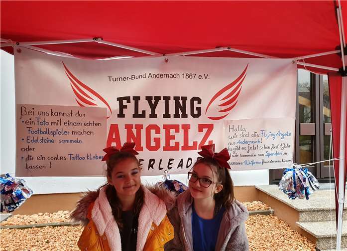 Auftritt der Flying Angelz Zwei Flying Angelz mit einem originellen Stand beim Kartoffelfest.