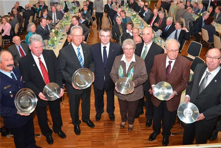 Zwei Frauen und sechs Männer zeichnete Landrat Dr. Alexander Saftig für ihr herausragendes Engagement aus. Der Wappenteller ist die höchste Ehrung des Landkreises Mayen-Koblenz: (v.l.n.r) Walter Weber, Lehmen (Großer Wappenteller);  Arnold Probstfeld, Gappenach; Dr. Heinz Geenen, Neuwied (Großer Wappenteller); Landrat Dr. Alexander Saftig; Maria Steffens, Nachtsheim; Kreisbeigeordneter Rudi Zenz; Dr. Wolfgang Nix, Andernach; Rudolf Oehlig, Mülheim-Kärlich; Kreisbeigeordneter Dr. Herbert Fleischer. Nicht im Bild: Hilde Lampmann, Mayen und Ulrich Bauer, Münstermaifeld.