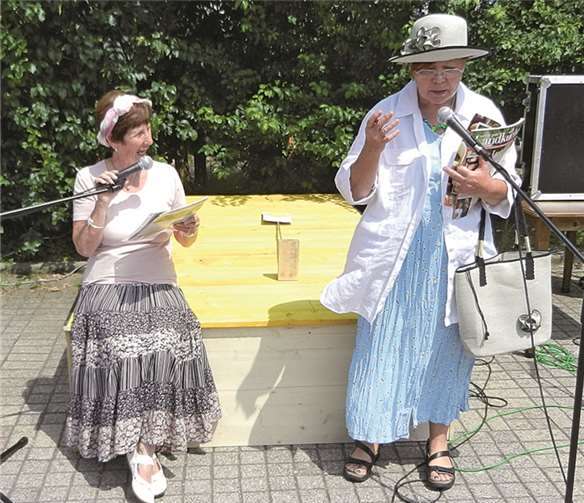 Zwei Frauen von der KFD spielen ein Gespräch im Wartezimmer eines Arztes.privat