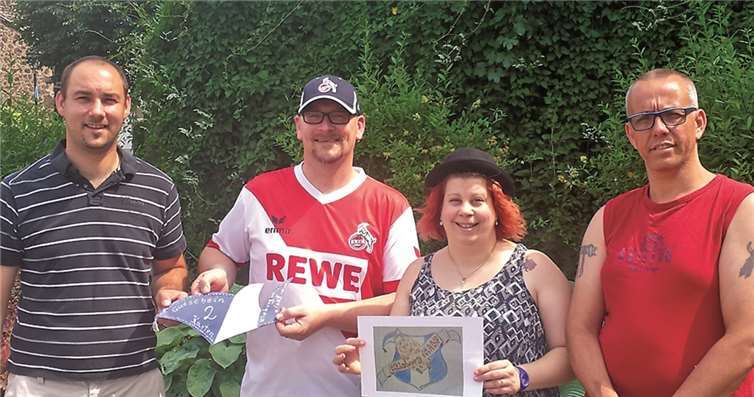 Zwei Freikarten für die Wassenacher Sitzung überreichten Lars Dahm, 1. Vorsitzender (li.) und Markus Prager, 1. Kassierer (re.) an die Gewinner Daniel und Rebekka Heinze. privat