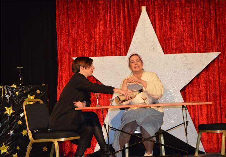 Zwei Freundinnen (Melanie Schmickler und Vanessa Passe) bei der Besprechung der Geschenke.