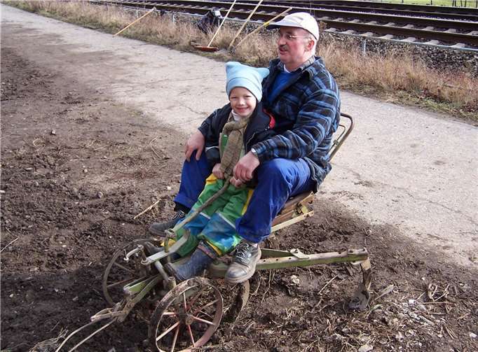 Zwei Generationen Razejunge auf Ziehmax. Foto: Lehmer Razejunge/Archiv 2009