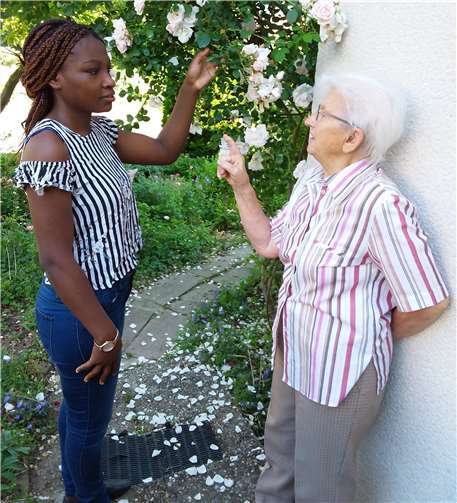 Zwei Generationen, zwei Welten. Die Studentin Lauraine Nono wohnt mit der Seniorin Rosemarie Dillmann im Kreis Mayen-Koblenz zusammen. Sie verstehen sich gut, lieben beide die Gartenarbeit. „Ich fühle mich hier sehr wohl“, sagt die junge Frau. „Ich habe die Studentin bereits in kurzer Zeit sehr lieb gewonnen“, befindet die Wohnraumanbieterin. Foto: Studierendenwerk Koblenz