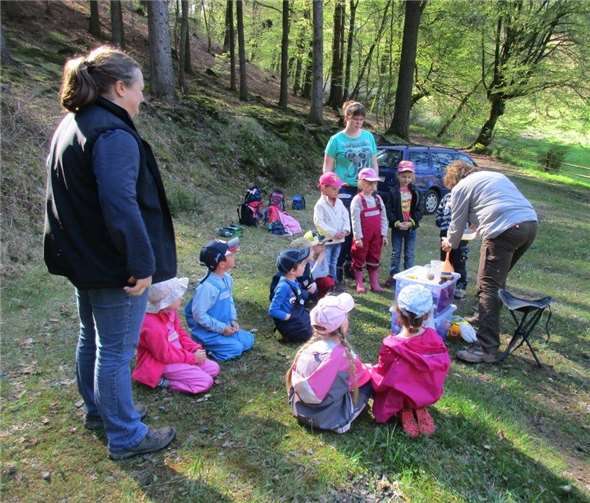 Zwei Geologinnen zeigten den Kindern, wie man in der Natur überleben kann, wenn man nichts zu essen oder zu trinken dabei hat. privat