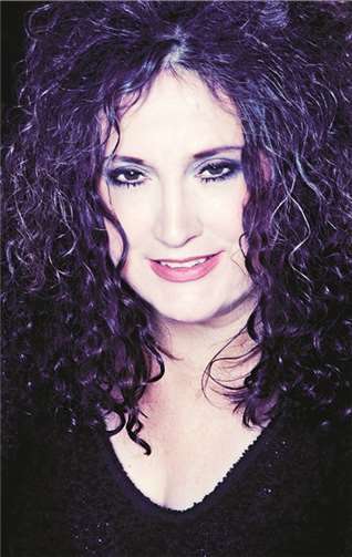 Zwei Gitarren, eine Stimme wie reifer Whiskey und die Reise kann beginnen. Denn mehr braucht Anne Haigis nicht, um ihr Publikum mitzunehmen. privat