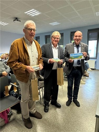 Zwei Gründungsmitglieder des Tourismusverbandes, Robert Schröder (links) und Peter Schäfer (Mitte), wurden vom Vorsitzenden Johannes Bell (rechts) geehrt.