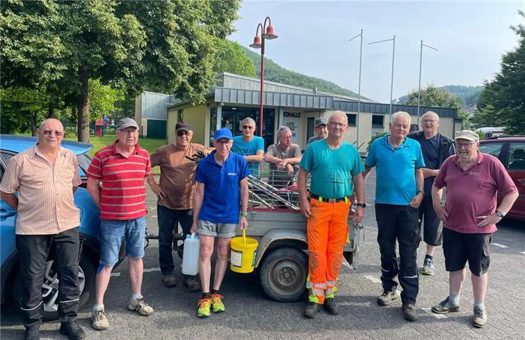 Zwei Gruppen führten unter Leitung von Wanderwegewart Hans-Peter Lehnert Freischneidearbeiten an Wanderwegen rund um Roßbach durch.Foto: Rudolf Boden