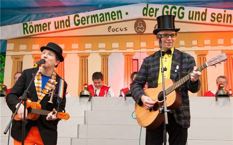 „Zwei Hillije“ brachten das Publikum im Gimmersdorf Dorfsaal in Stimmung.